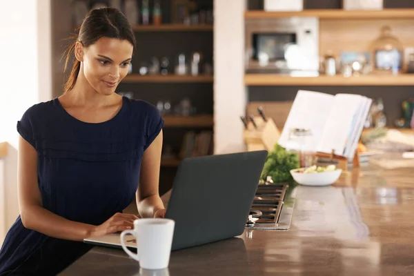 Ett Bra Kök Brännpunkt Hemmet Attraktiv Ung Kvinna Som Använder — Stockfoto