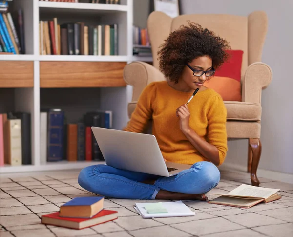 Studeer Ijverig Full Length Shot Van Een Aantrekkelijke Jonge Student — Stockfoto