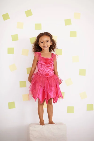 Jugando Con Las Cosas Pegajosas Retrato Una Niña Sonriente Pie —  Fotos de Stock