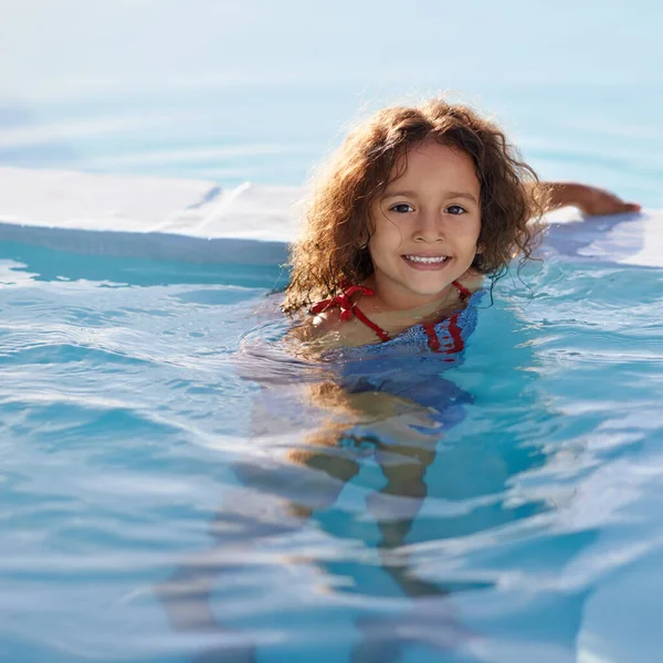 Splish Splash Retrato Una Niña Feliz Jugando Piscina — Foto de Stock