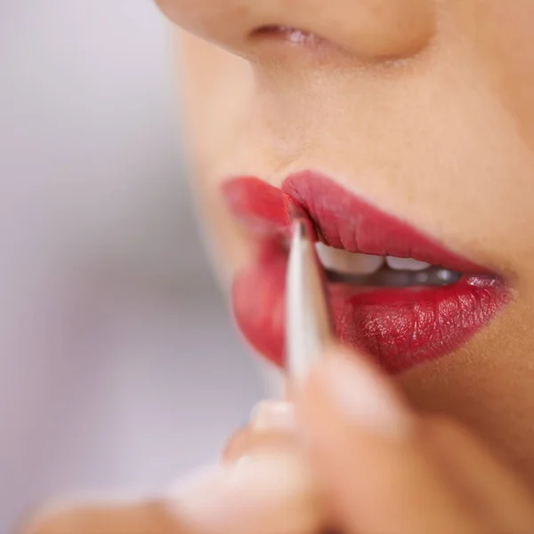 Wat Extra Kleur Voor Haar Lippen Een Mooie Vrouw Met — Stockfoto