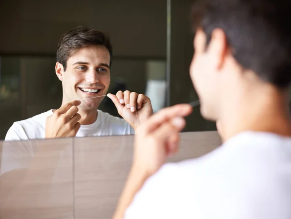 Goede Mondhygiëne Zorgt Voor Sterke Tanden Een Jonge Man Flossen — Stockfoto