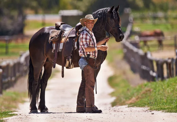 Nie Jak Więź Między Człowiekiem Jego Koniem Kowboj Jego Koń — Zdjęcie stockowe