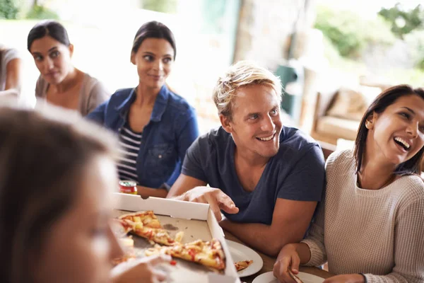 Gran Reunión Pizza Grupo Amigos Disfrutando Pizza Juntos — Foto de Stock