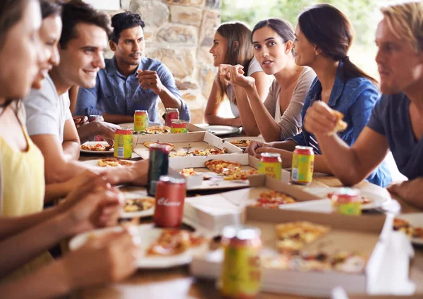 Tady Pizza Pro Všechny Skupina Přátel Těší Pizzu Společně — Stock fotografie