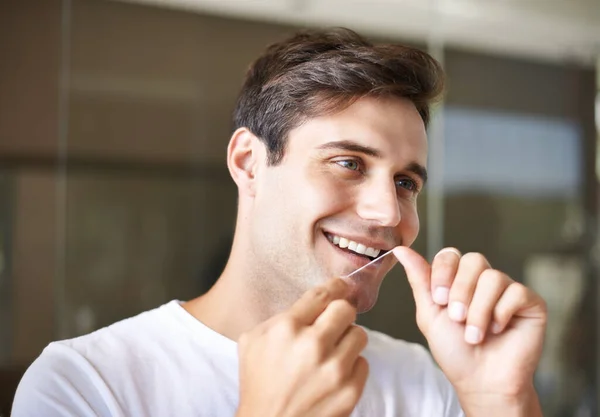 Ulaşılması Zor Yerler Için Biraz Yardım Diş Ipi Kullanan Genç — Stok fotoğraf