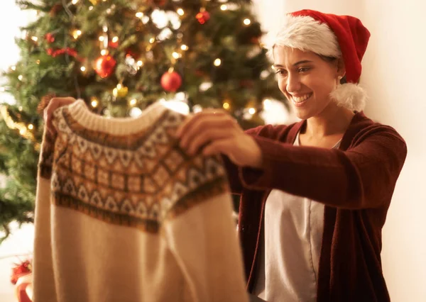プレゼントをアンラップするのにほぼ時間 クリスマスの時間に家にいる若い女性 — ストック写真