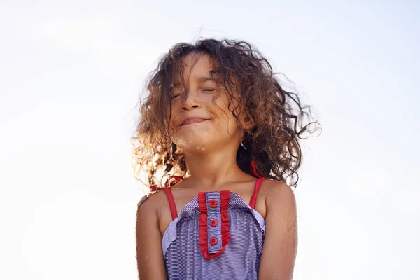 Die Sonne Genießen Ein Kleines Mädchen Einem Kostüm Mit Wasser — Stockfoto