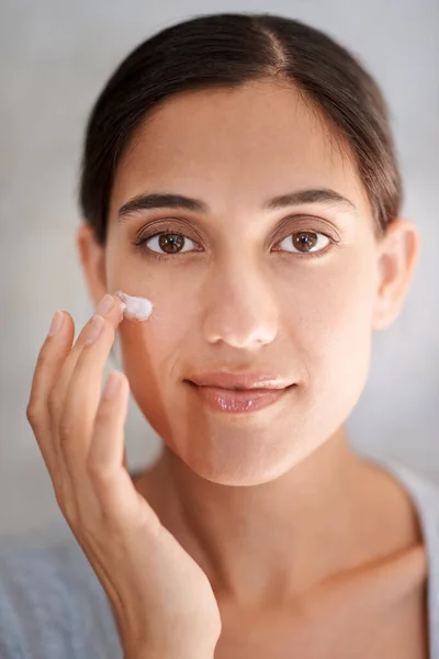 Cuidando Perfectamente Piel Una Hermosa Mujer Que Aplica Crema Hidratante — Foto de Stock