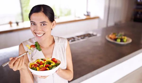Mijn Gezondheid Mijn Rijkdom Jonge Vrouw Genieten Van Een Salade — Stockfoto