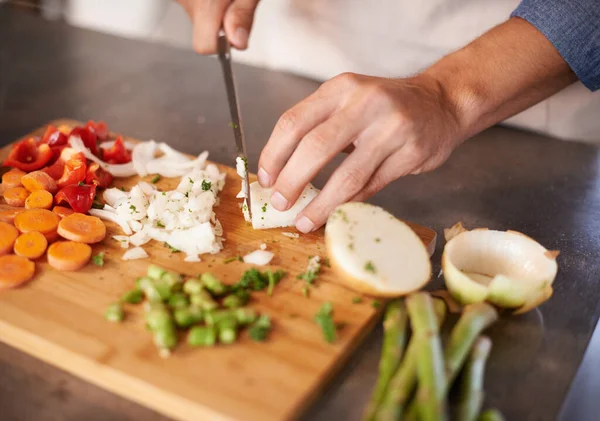 Ingredientes Para Guiso Hecho Por Hombre Hombre Sano Picando Verduras — Foto de Stock