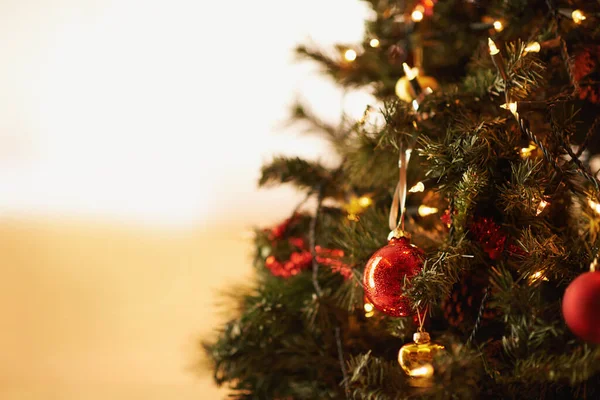 Perfecte Decoratie Plaatsing Ornamenten Opknoping Kerstboom — Stockfoto
