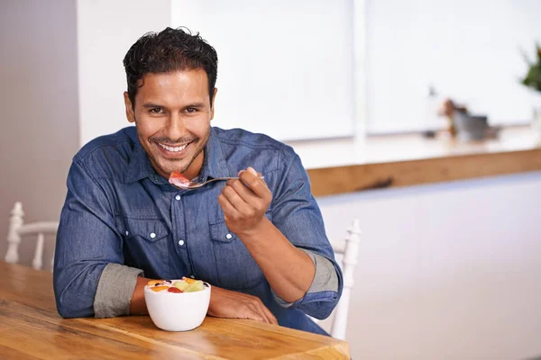 Şampiyonların Sağlıklı Kahvaltısı Evde Meyve Yiyen Yakışıklı Bir Adamın Portresi — Stok fotoğraf