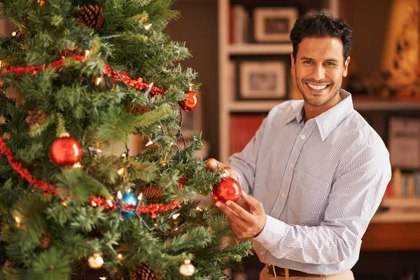 Chef Für Christbaumschmuck Ein Junger Mann Schmückt Seinen Weihnachtsbaum — Stockfoto
