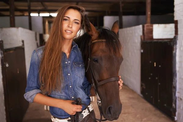 Flickas Bästa Vän Ung Kvinna Som Tar Hand Sin Häst — Stockfoto