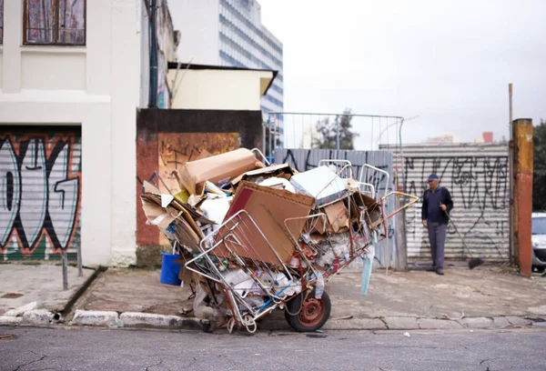 Homme Déchire Chariot Plein Ordures Dans Rue Quartier Pauvre — Photo