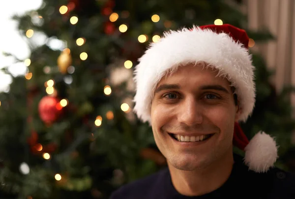 Noel Baba Mutlu Yardımcı Yakışıklı Genç Bir Adam Noel Için — Stok fotoğraf