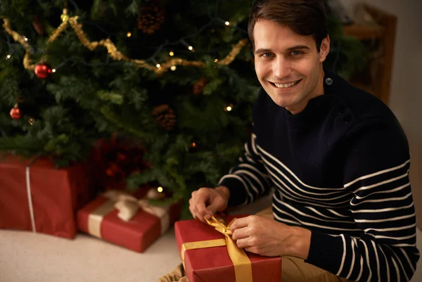 Sadece Senin Için Paketliyorum Yakışıklı Genç Bir Adam Noel Hazırlanıyor — Stok fotoğraf