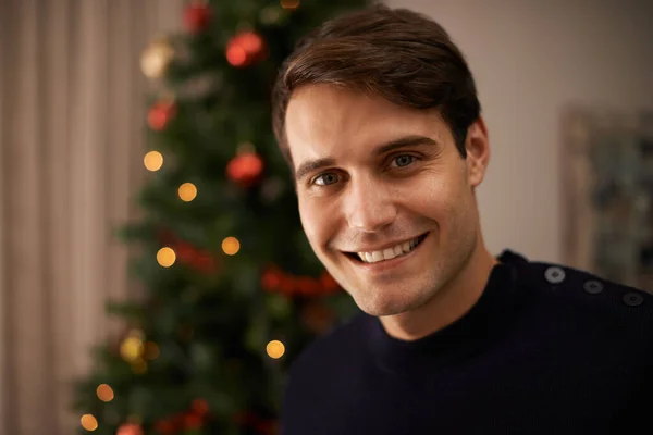 Tener Unas Felices Fiestas Joven Guapo Preparándose Para Navidad — Foto de Stock