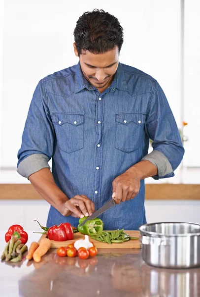 Mestre Chef Trabalho Homem Cortando Alguns Vegetais Balcão Cozinha — Fotografia de Stock