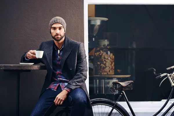 Han Dricker Sitt Kaffe Med Stil Porträtt Stilig Ung Man — Stockfoto
