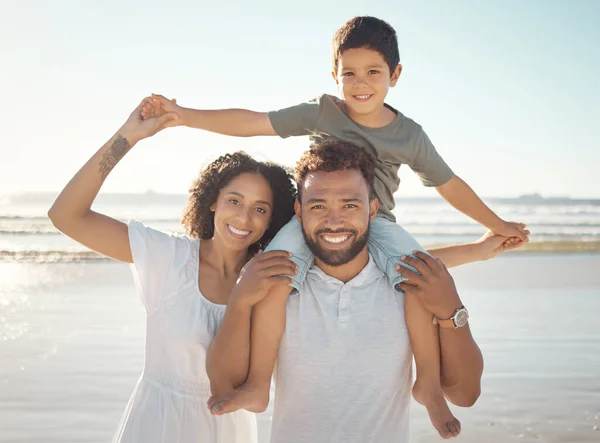 Šťastná Rodinná Portrétní Plážová Dovolená Rodiči Spojujícími Svým Synem Hravá — Stock fotografie