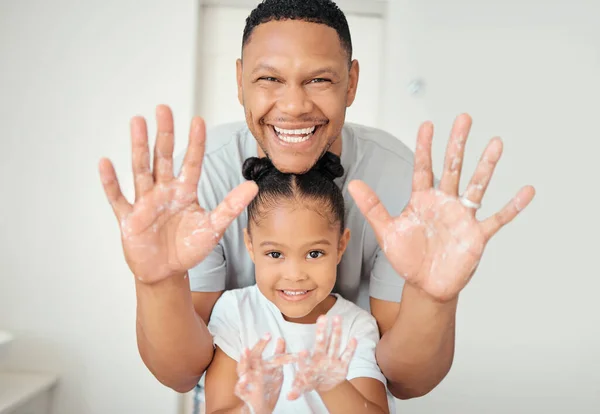 Städning Hand Och Lycklig Familj Porträtt Far Och Dotter Tvätta — Stockfoto