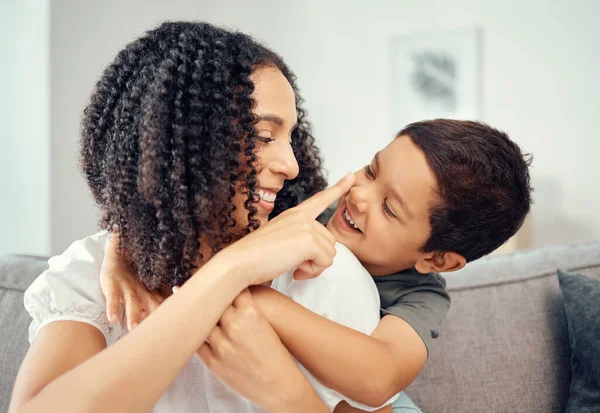 Familj Kvinna Och Barn Bindning Huset Vardagsrum Soffa Och Interiör — Stockfoto