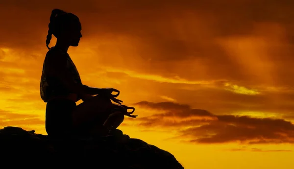 Yoga Montaña Meditación Con Silueta Mujer Atardecer Para Paz Mente —  Fotos de Stock