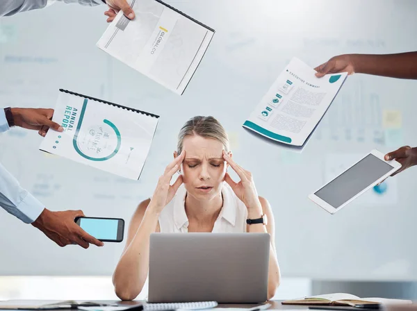 焦虑和商业女性在工作压力下工作 在繁忙 任务危机和办公室沮丧的情况下精神健康疲惫不堪 税务审计报告中头痛和时间管理不善的经理 — 图库照片