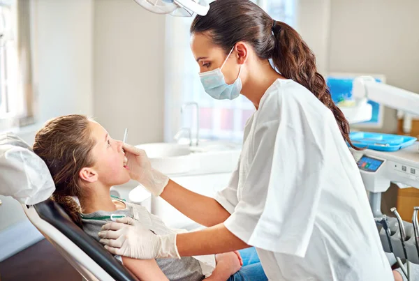 Procura Cavidades Uma Jovem Com Dentes Examinados Pelo Dentista — Fotografia de Stock