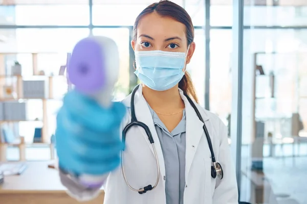 Cumplimiento Covid Médico Mujer Con Mascarilla Facial Termómetro Comprobar Seguridad — Foto de Stock