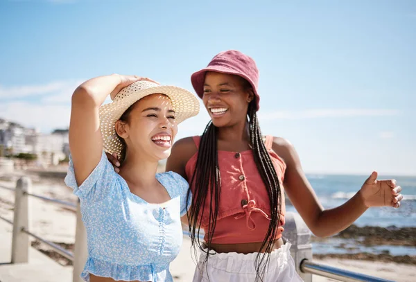 幸せな女性 夏は遊歩道の海 ビーチ 海でリラックスし マイアミフロリダで新鮮な空気 楽しいです 旅行や休暇の若者が一緒に太陽の休日のために興奮 — ストック写真