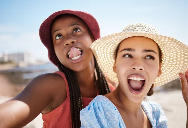 여자들 재미와 희극적 마이애미의 바다와 플로리다의 친구들 관광객들 학생들 재미있는 — 스톡 사진