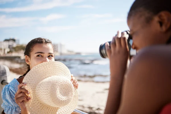 Travel Influencer Women Photographer Beach Miami Florida Social Media Review — Stock Photo, Image