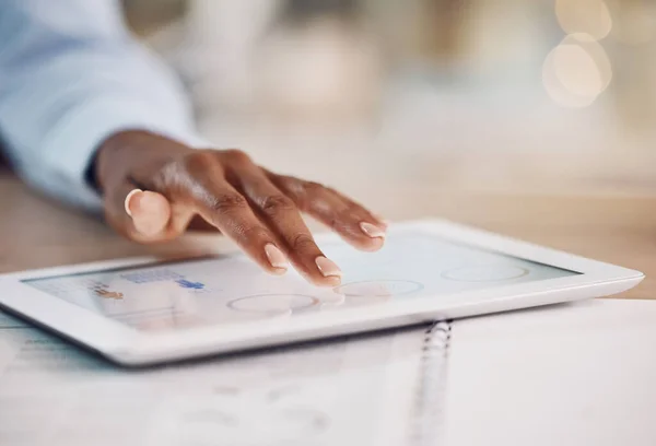 Hände Tablet Und Finanzen Mit Der Hand Einer Geschäftsfrau Die — Stockfoto