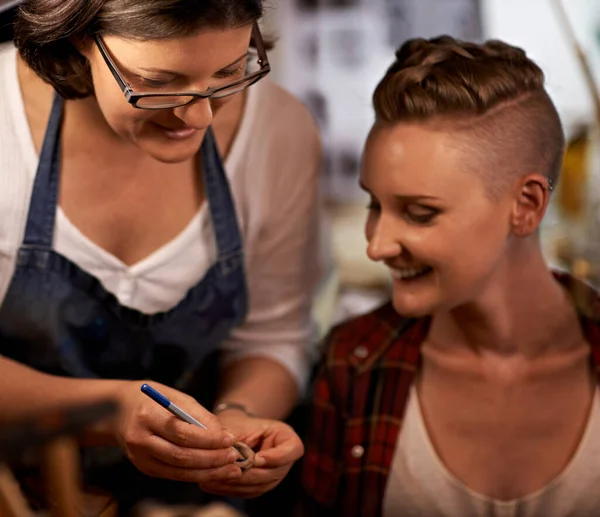 Ottenere Secondo Parere Due Giovani Donne Che Lavorano Insieme Artigianato — Foto Stock