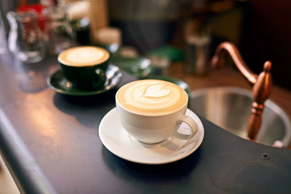 Cultura Del Café Tiro Ángulo Alto Una Taza Capuchino Cuidadosamente — Foto de Stock