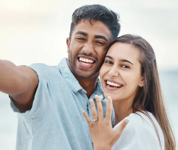 Selfie Pareja Para Compromiso Del Amor Matrimonio Sonrisa Asociación Romántica —  Fotos de Stock