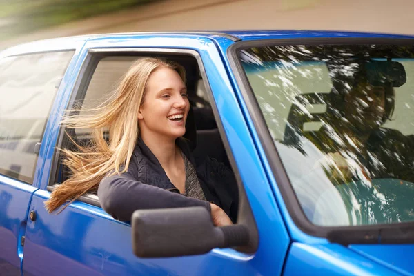 Houdt Van Wind Haar Haar Een Jonge Vrouw Voelt Wind — Stockfoto