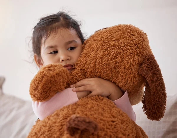 Enfants Peur Frayeur Avec Une Fille Tenant Son Ours Peluche — Photo