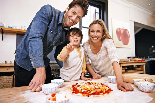 Kotitekoinen Pizza Voittaa Noutoruoat Joka Kerta Perhe Tekee Pizzaa Yhdessä — kuvapankkivalokuva