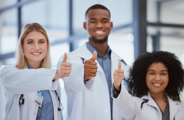 Pulgares Hacia Arriba Manos Médicos Éxito Del Hospital Con Gracias —  Fotos de Stock