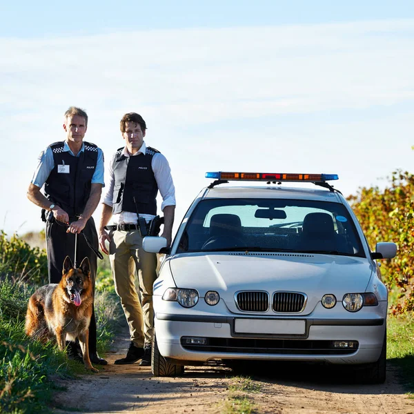 Sie Sind Auf Dem Fall Polizisten Und Ein Polizeihund Stehen — Stockfoto