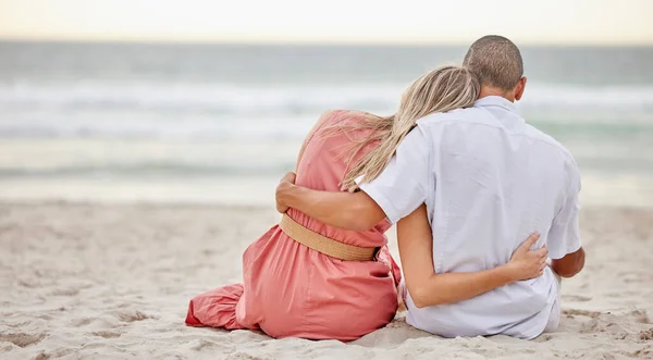 Счастливые Влюбленные Пара Пляже Обнимаются Наблюдая Закатом Пляжными Волнами Морем — стоковое фото