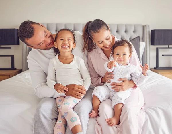Gelukkig Glimlachend Een Gezin Pyjama Bed Met Kleine Meisjes Jonge — Stockfoto