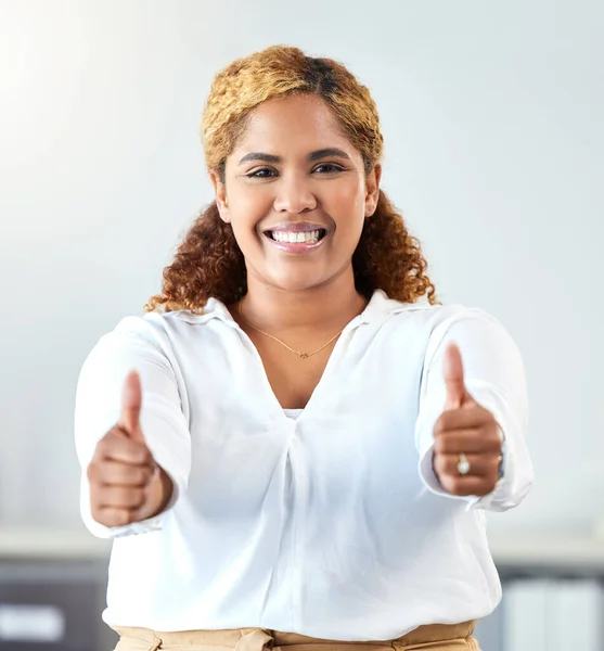 Tebrikler Teşekkür Ederim Bir Kadını Ofisinde Gülümseyerek Kazanan Biriyle Motivasyon — Stok fotoğraf
