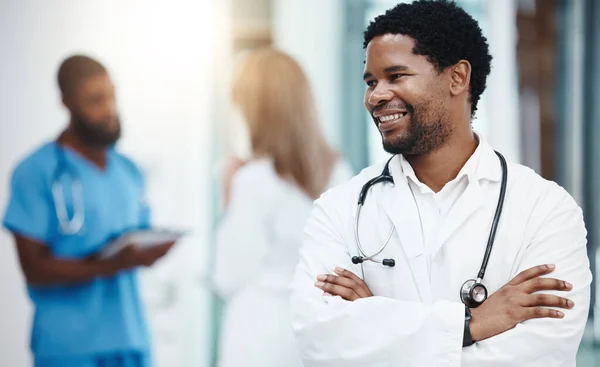 Sonríe Hombre Negro Feliz Médico Trabajador Del Hospital Con Motivación —  Fotos de Stock