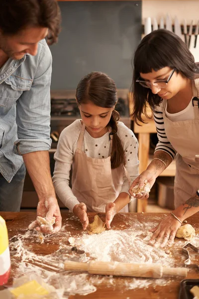 Devíamos Abrir Negócio Biscoitos Uma Família Divertindo Cozimento Uma Cozinha — Fotografia de Stock