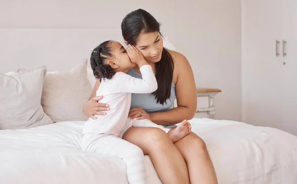 Barn Viskar Hemlighet Mammas Öra Sovrummet För Tillit Kärlek Och — Stockfoto